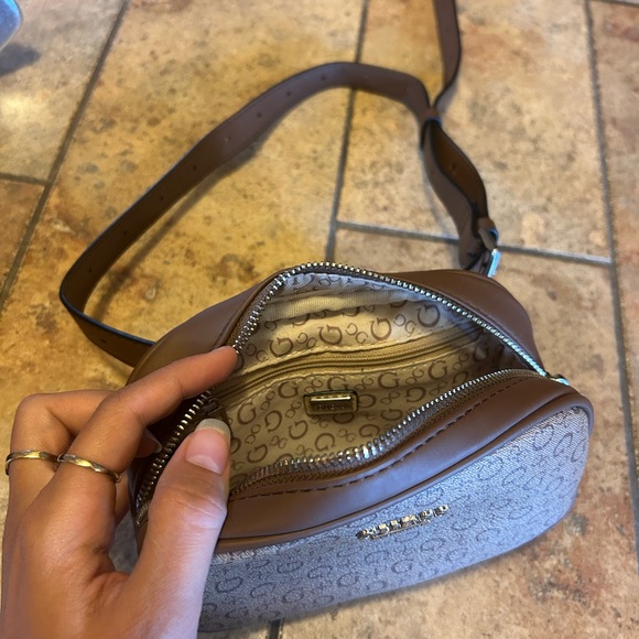 Guess Pouch - Picture 2 of 2